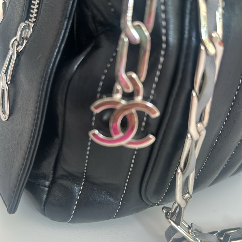 CHANEL Mademoiselle Ligne large black Calfskin camera bag 2006 or trade - Picture 10 of 17